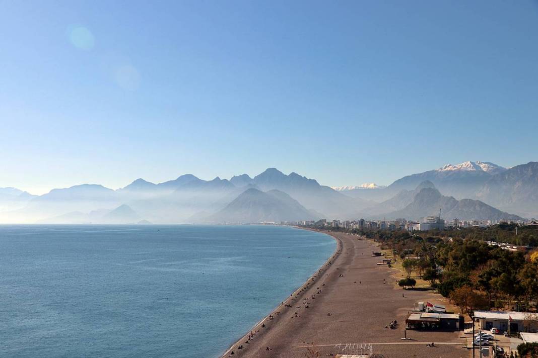 O kent iki mevsimi aynı anda yaşadı: Bir yanda kar, diğer yanda deniz keyfi! Dağ, tepe, sahil, deniz doldu taştı 13